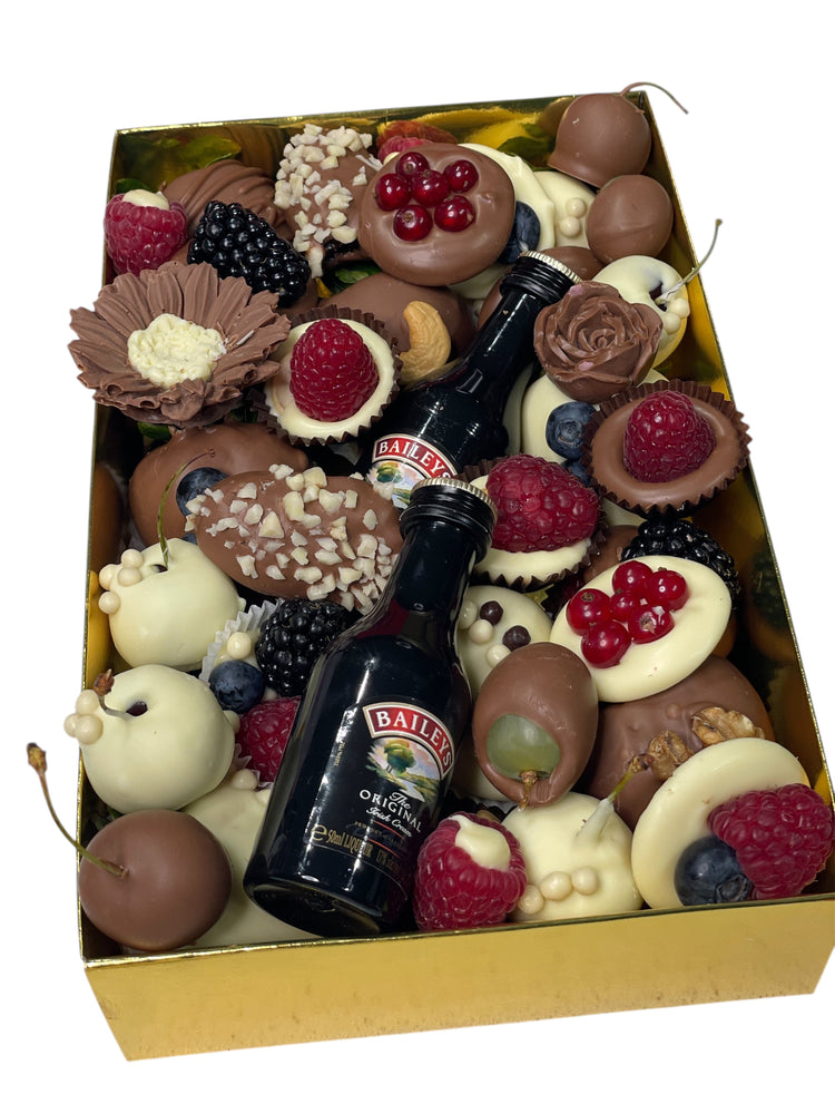 THOR'S INDULGENCE CHOCOLATE HAMPER Chocolate-Dipped Berries Bunchilicious Baylis Irish Cream 2×50 ml/White & Milk Chocolate Dipped Berries 