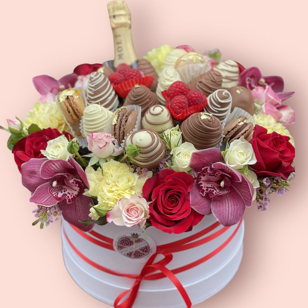 THE SNOW QUEEN - CHOCOLATE STRAWBERRIES HAMPER Chocolate-Dipped Berries Bunchilicious 