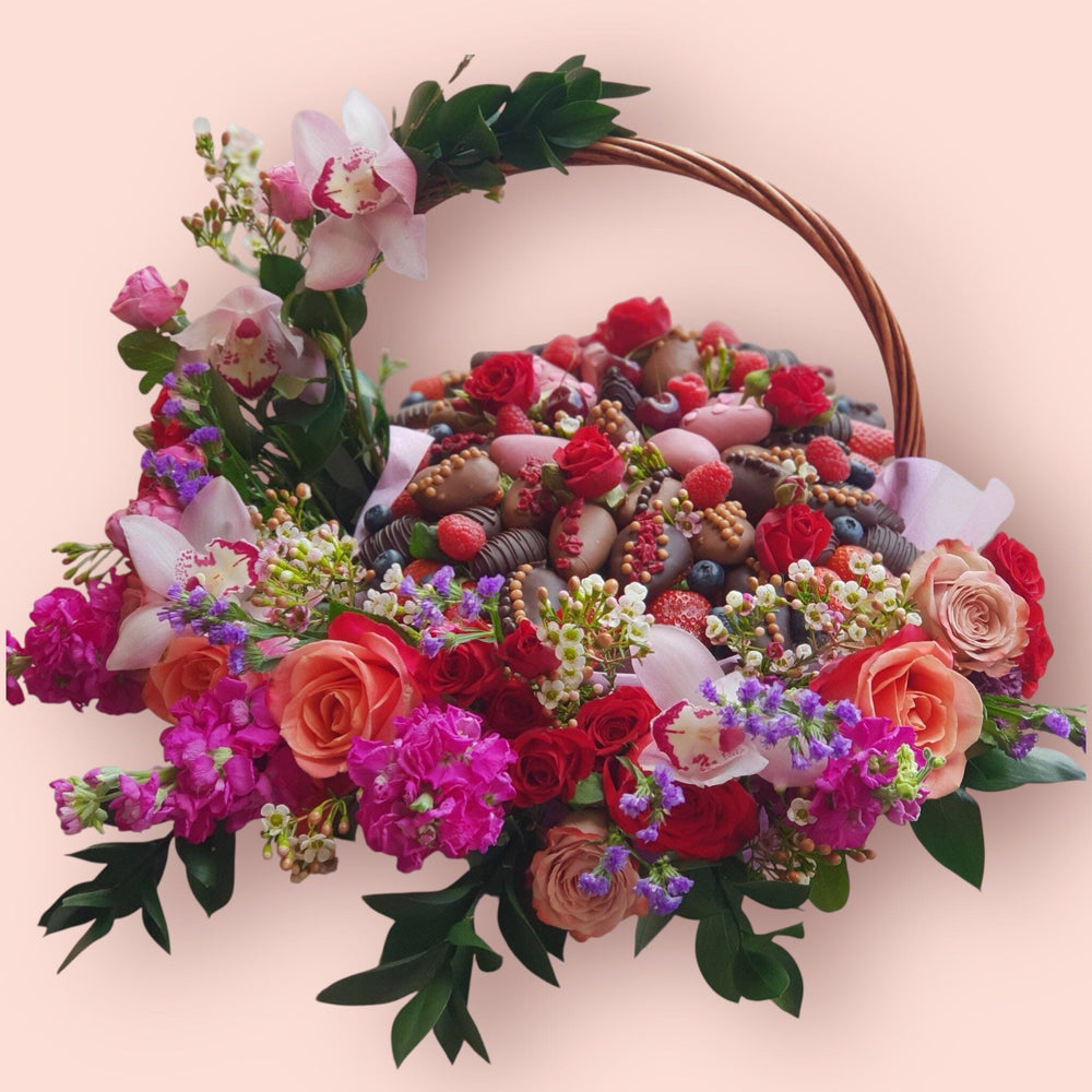ENCHANTED GARDEN PREMIUM STRAWBERRIES BASKET Chocolate-Dipped Berries Bunchilicious 