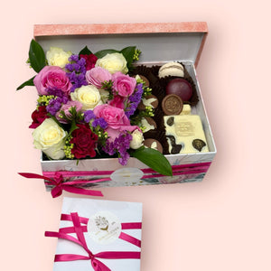 Signature Flowers & Chocolate Gift Box Bunchilicious Perfume White Chocolate 