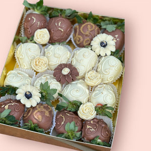 THE CHOCOLATE FIESTA - STRAWBERRY SIGNATURE BOX Chocolate-Dipped Berries Bunchilicious 