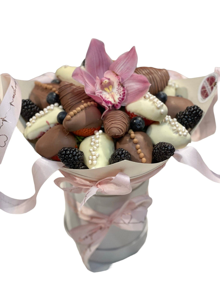 HEARTBREAKER - CHOCOLATE STRAWBERRIES BOUQUET Chocolate-Dipped Berries Bunchilicious Strawberries dipped in Milk & White Finest Belgium Chocolate 