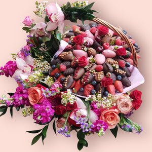 ENCHANTED GARDEN PREMIUM STRAWBERRIES BASKET Chocolate-Dipped Berries Bunchilicious Large Dark & Milk & Ruby Red the finest Belgium Callebaut Chocolate 
