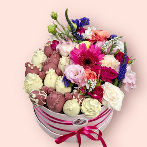 SWEET ENDLESS LOVE STRAWBERRIES BOUQUET Chocolate-Dipped Berries Bunchilicious Ruby and White Chocolate ( 7- 8 strawberries) Small size 