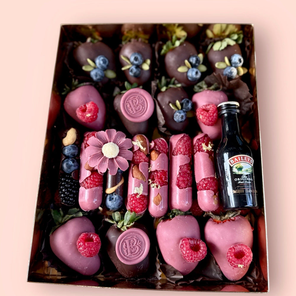 Chocoberry – Luxury Chocolate Gift Box Chocolate-Dipped Berries Bunchilicious Large box with baileys 