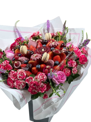 Rosy Treat Premium Strawberry Bouquet Chocolate-Dipped Berries Bunchilicious Large Size in a hat gift box 