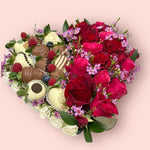 Queen of Hearts – Chocolate Covered Strawberry & Rose Bouquet Chocolate-Dipped Berries Bunchilicious 10 inches heart 