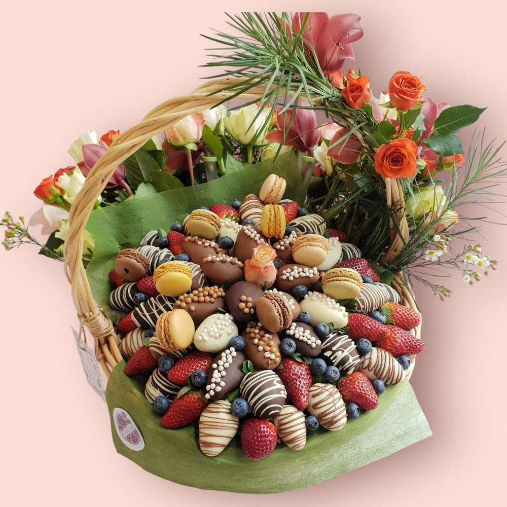 ENCHANTED GARDEN PREMIUM STRAWBERRIES BASKET Chocolate-Dipped Berries Bunchilicious 