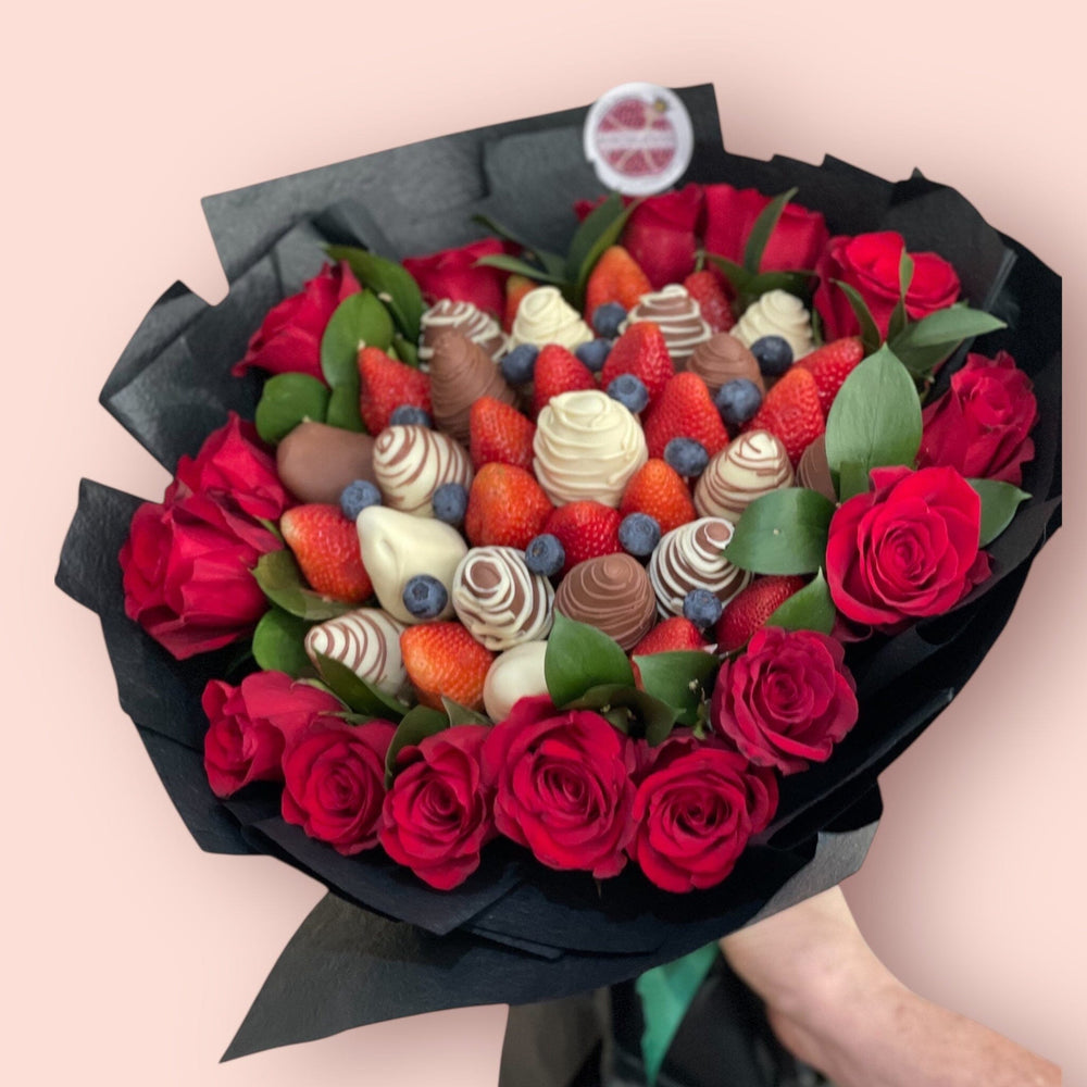 SWEET DUO - STRAWBERRY & ROSES BOUQUET Chocolate-Dipped Berries Bunchilicious Large size /Milk & White Chocolate with Red Roses 