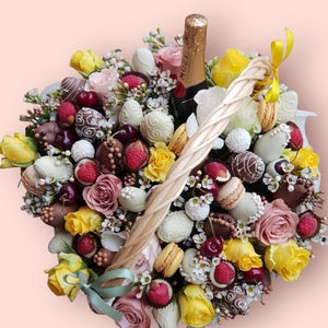 A MOËT TALE - CELEBRATING BASKET Chocolate-Dipped Berries Bunchilicious Moët & Chandon 750 ml Milk & White Belgian Chocolate Large size
