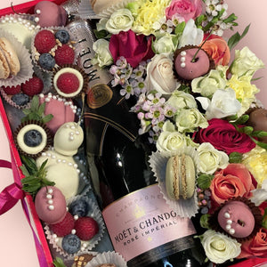 MOËT ROSÉ INDULGENCE GIFT HAMPER Chocolate-Dipped Berries Bunchilicious 