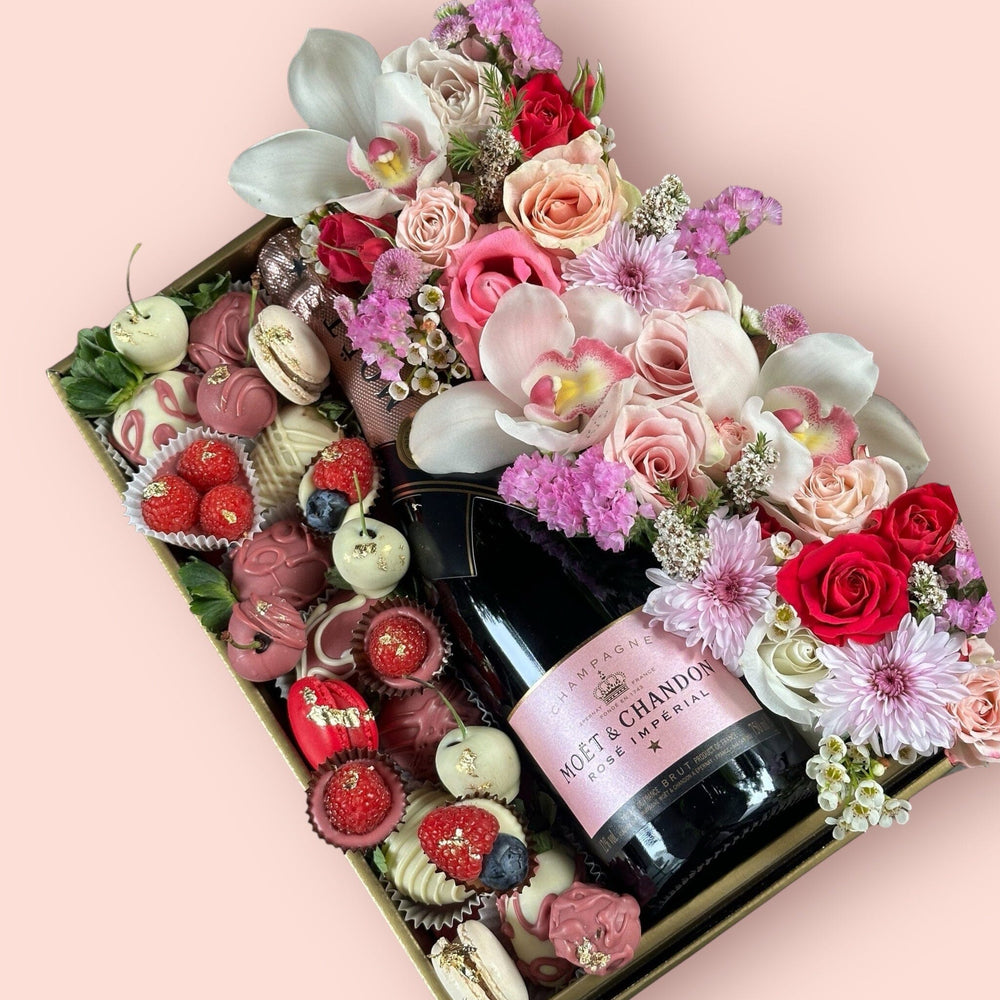 MOËT ROSÉ INDULGENCE GIFT HAMPER Chocolate-Dipped Berries Bunchilicious 