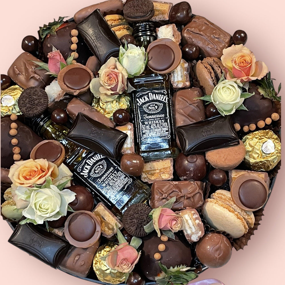 WHISKY & CHOCOLATE SIGNATURE HAMPER Gift boxes Bunchilicious Whisky Jack Daniel's 2 bottles + 4 strawberries dipped in a dark chocolate 