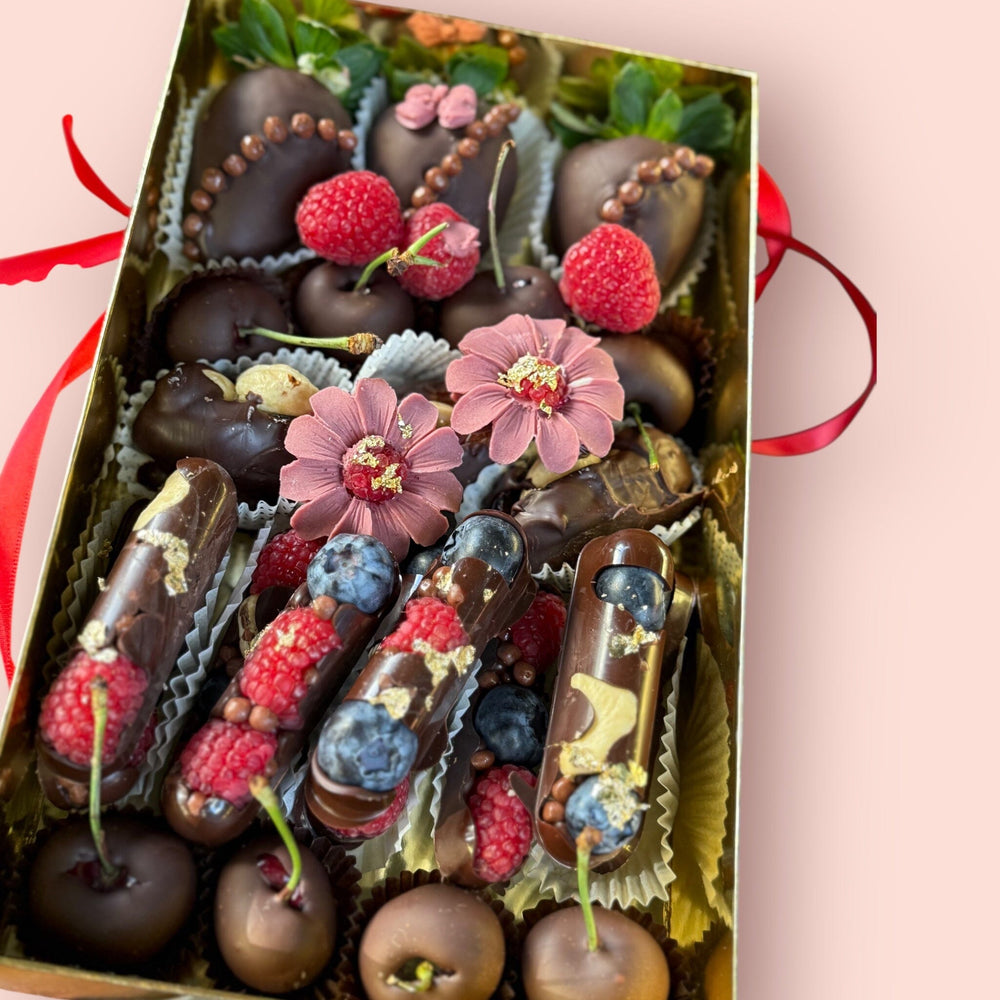 Chocoberry Hamper – Luxury Chocolate Gift Box Chocolate-Dipped Berries Bunchilicious 