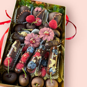 Chocoberry Hamper – Luxury Chocolate Gift Box Chocolate-Dipped Berries Bunchilicious 