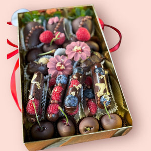 Chocoberry Hamper – Luxury Chocolate Gift Box Chocolate-Dipped Berries Bunchilicious Medium 