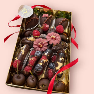 Chocoberry Hamper – Luxury Chocolate Gift Box Chocolate-Dipped Berries Bunchilicious 