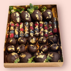 Chocoberry Hamper – Luxury Chocolate Gift Box Chocolate-Dipped Berries Bunchilicious 