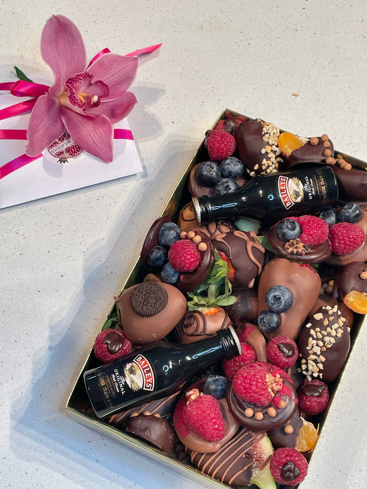 THOR'S INDULGENCE CHOCOLATE HAMPER Chocolate-Dipped Berries Bunchilicious 