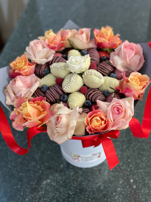 SWEET FLORAL DEVOTION - STRAWBERRY HEAVEN BOUQUET Chocolate-Dipped Berries Bunchilicious 