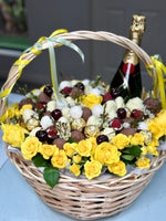 A MOËT TALE BASKET Chocolate-Dipped Berries Bunchilicious Moët & Chandon 750 ml Yellow fresh roses Milk & White Chocolate / Large size