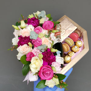 BLOOMS AND CHOCOLATE TREATS HEART BOX Gift Box Bunchilicious Chocolate Heights( 125 gr) & Sparkling wine Macaroons Flowers