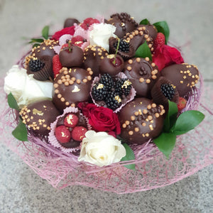 CHANNEL CHOCOLATE STRAWBERRIES BOUQUET Chocolate-Dipped Berries Bunchilicious Large size Dark Chocolate 