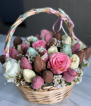 A MOËT TALE BASKET Chocolate-Dipped Berries Bunchilicious Milk , Ruby Red & White Chocolate Pink flowers Medium size