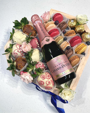 BLOOMS AND CHOCOLATE TREATS HEART BOX Gift Box Bunchilicious 8 Dipped Strawberries Milk &white chocolate French Champagne