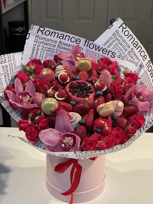 Rosy Treat Premium Strawberry Bouquet Chocolate-Dipped Berries Bunchilicious Large Size in a hat gift box 