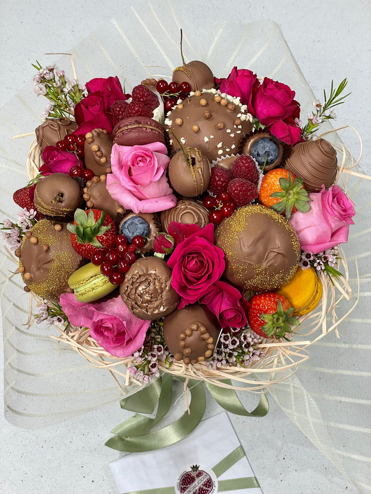 CHANNEL CHOCOLATE STRAWBERRIES BOUQUET Chocolate-Dipped Berries Bunchilicious Large size Milk chocolate 