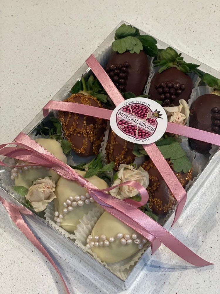 Chocolate Dipped Strawberries & Roses Gift Box Chocolate-Dipped Berries Bunchilicious 