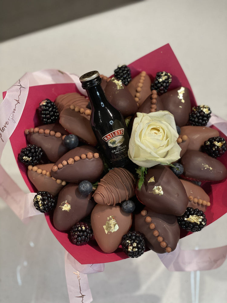 HEARTBREAKER - CHOCOLATE STRAWBERRIES BOUQUET Chocolate-Dipped Berries Bunchilicious Dark & Milk Chocolate/Baileys Irish Cream/Small size 