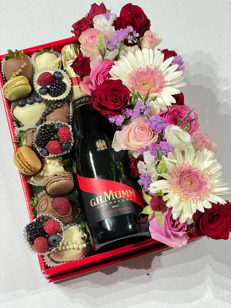 FLORAL INDULGENCE - FAMILY HAMPER Chocolate-Dipped Berries Bunchilicious 