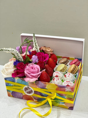 MACAROONS , CHOCOLATES & BLOOMS GIFT BOX Gift Box Bunchilicious Raffallo & Macaroons Signature Box 