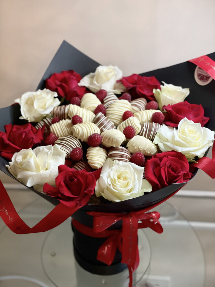 SWEET FLORAL DEVOTION - STRAWBERRY HEAVEN BOUQUET Chocolate-Dipped Berries Bunchilicious 