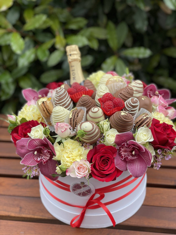 THE SNOW QUEEN - CHOCOLATE STRAWBERRIES HAMPER Chocolate-Dipped Berries Bunchilicious Moët Chandon (200 ml) Milk and White the Finest Belgium Callebaut Chocolate 