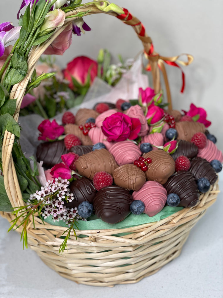 ENCHANTED GARDEN STRAWBERRIES BASKET - 0202 Chocolate-Dipped Berries Bunchilicious 