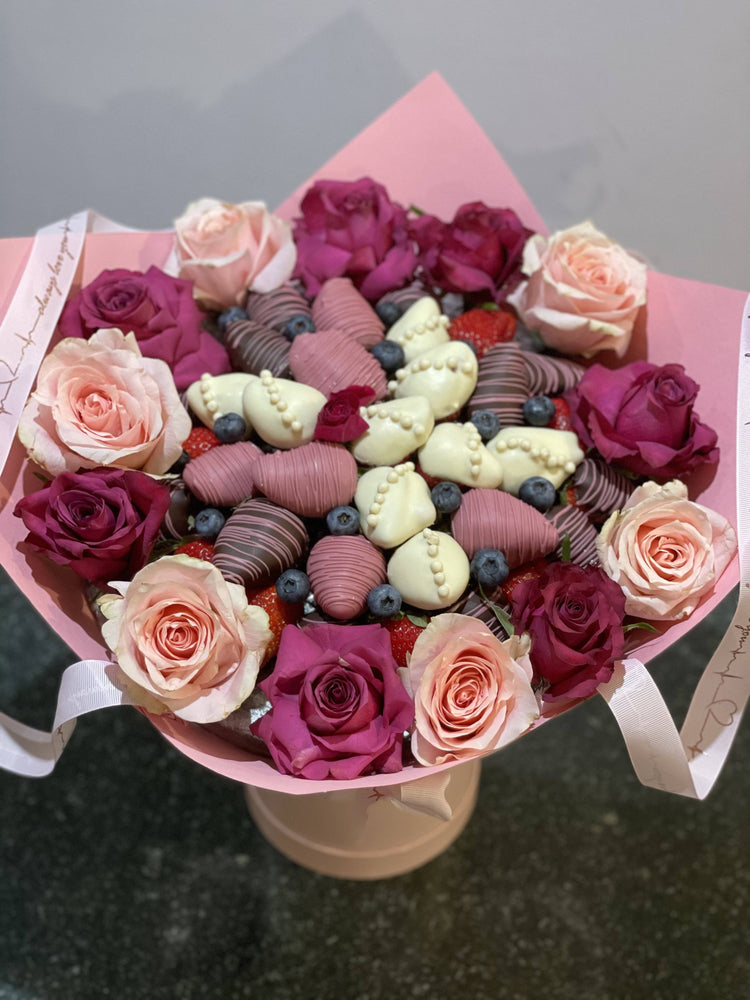 SWEET FLORAL DEVOTION - STRAWBERRY HEAVEN BOUQUET Chocolate-Dipped Berries Bunchilicious White , Milk & Ruby Red The Finest Belgium Chocolate with mix colour of Fresh Roses 