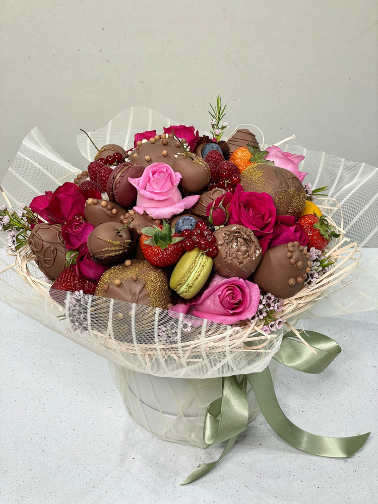 CHANNEL CHOCOLATE STRAWBERRIES BOUQUET Chocolate-Dipped Berries Bunchilicious 