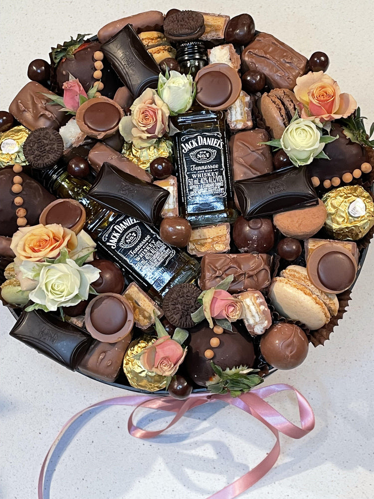 SCOTCH DELIGHT CHOCOLATE HAMPER Gift Box Bunchilicious Whisky Jack Daniel's 2 bottles + 4 strawberries dipped in a dark chocolate 