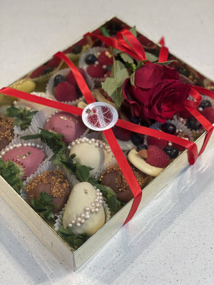 CHOCOBERRY CHOCOLATE DIPPED FRUITS, BERRIES & ROSES Chocolate-Dipped Berries Bunchilicious 