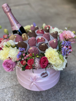 THE SNOW QUEEN - CHOCOLATE STRAWBERRIES HAMPER Chocolate-Dipped Berries Bunchilicious Canard - Duchene Rose France 375 ml+ Milk & White the Finest Chocolate and French Macaroons 