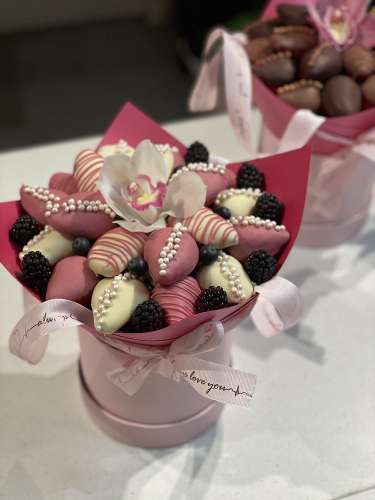 HEARTBREAKER - CHOCOLATE STRAWBERRIES BOUQUET Chocolate-Dipped Berries Bunchilicious 